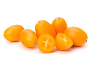 Varias piezas de fruta de kumquat